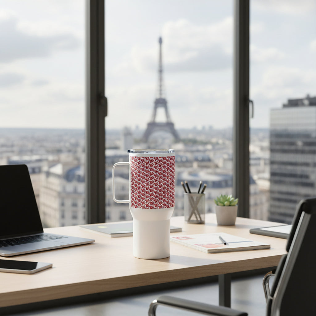 grand mug avec anse posée sur bureau à Paris