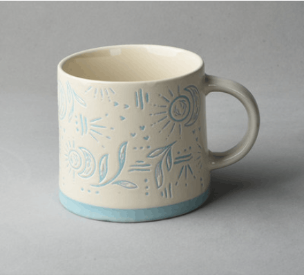 Tasse à café dessins soleil lune feuilles petits coeurs bleu clair et jaune clair