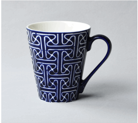 Tasse à café bleu foncé motifs graphiques blancs