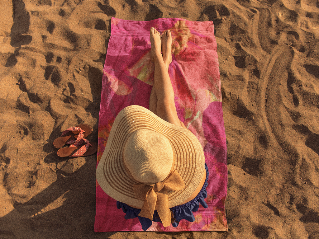 Femme à la page sur grande serviette rouge