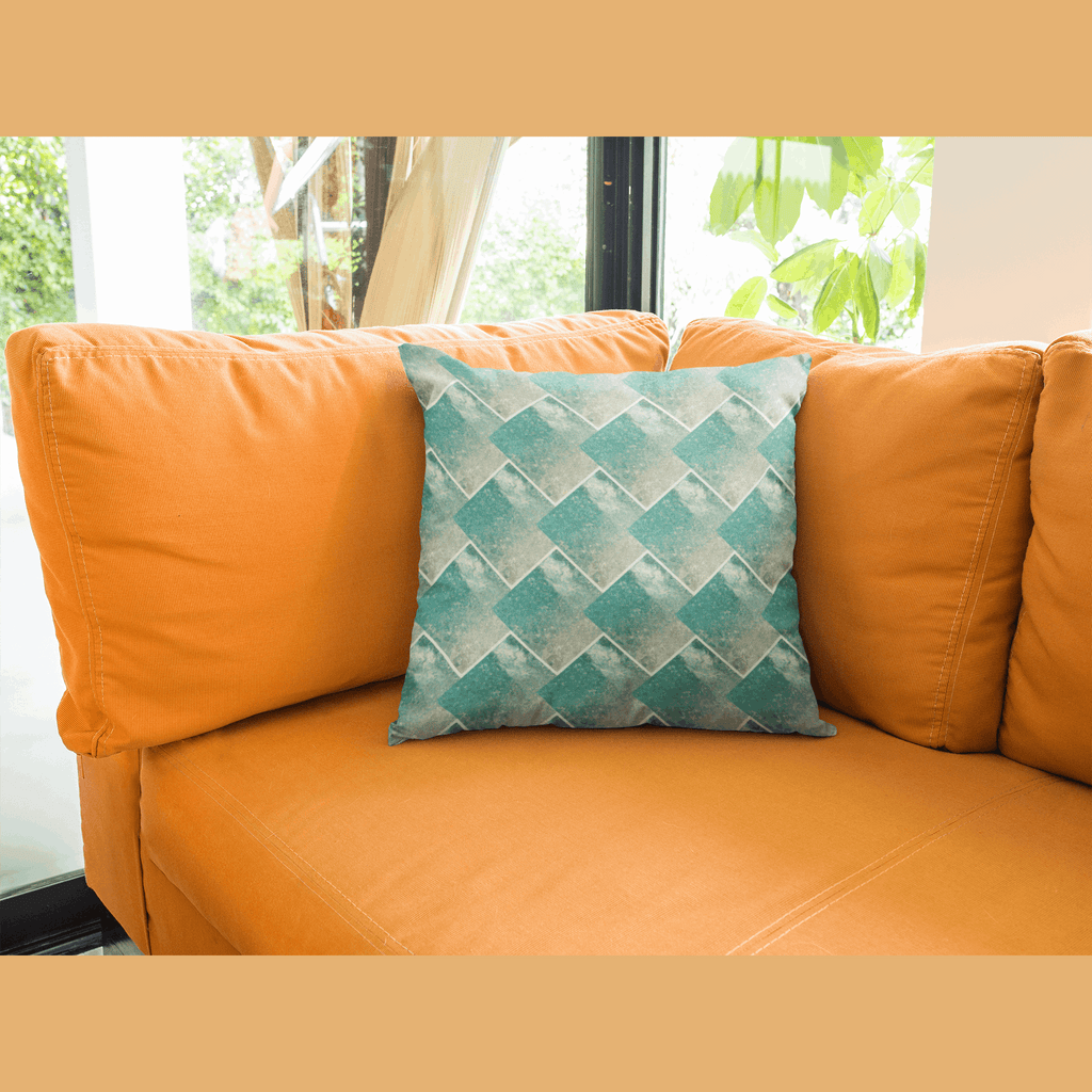 coussin bleu blanc brillant sur canapé orange