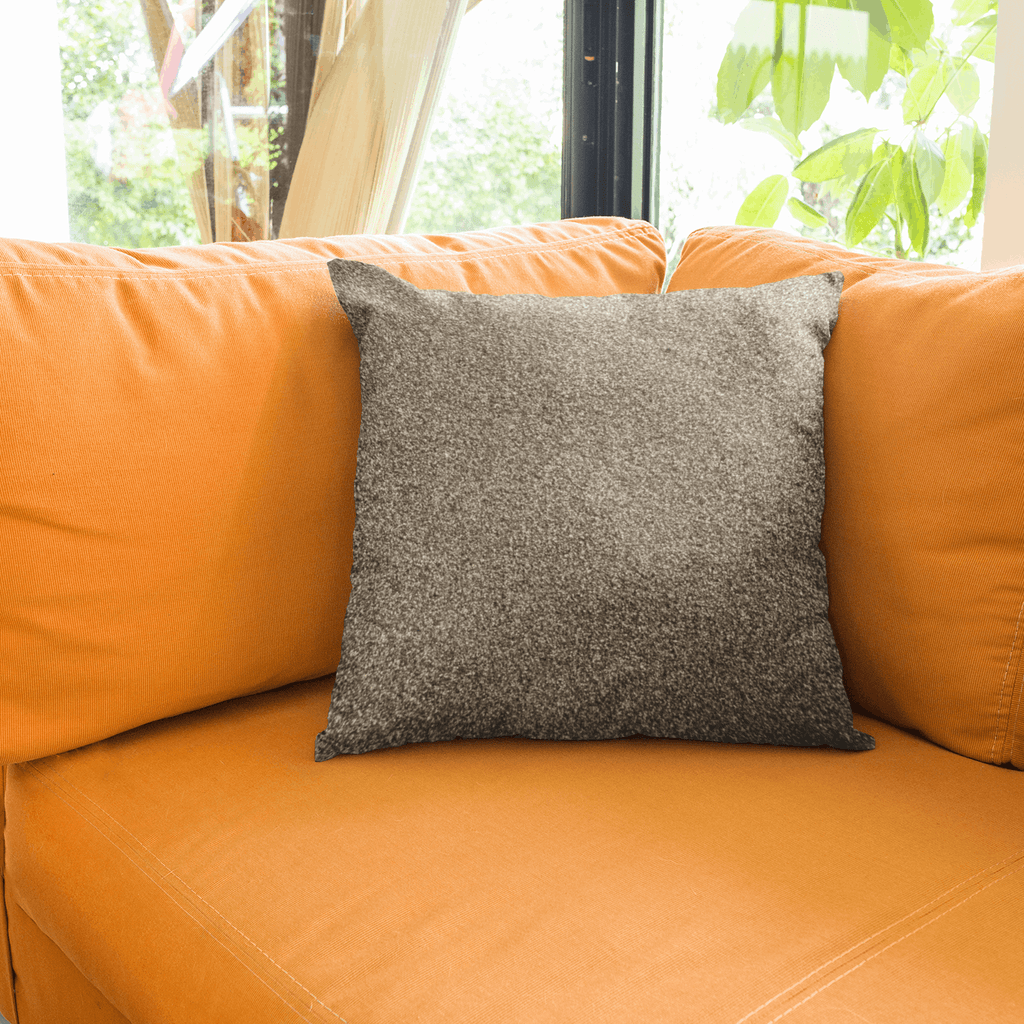 Coussin marron sur canapé orange