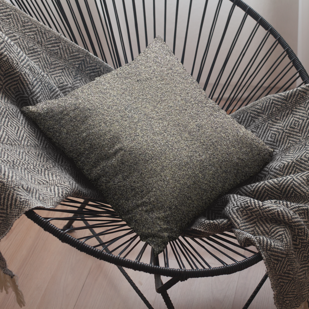 Coussin effet texturé sableux marron sur chaise corde noire