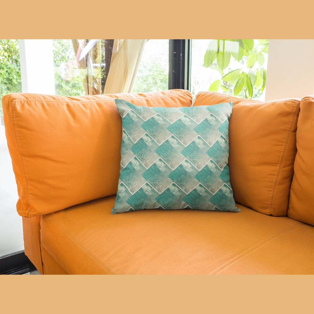 coussin bleu blanc brillant sur canapé orange