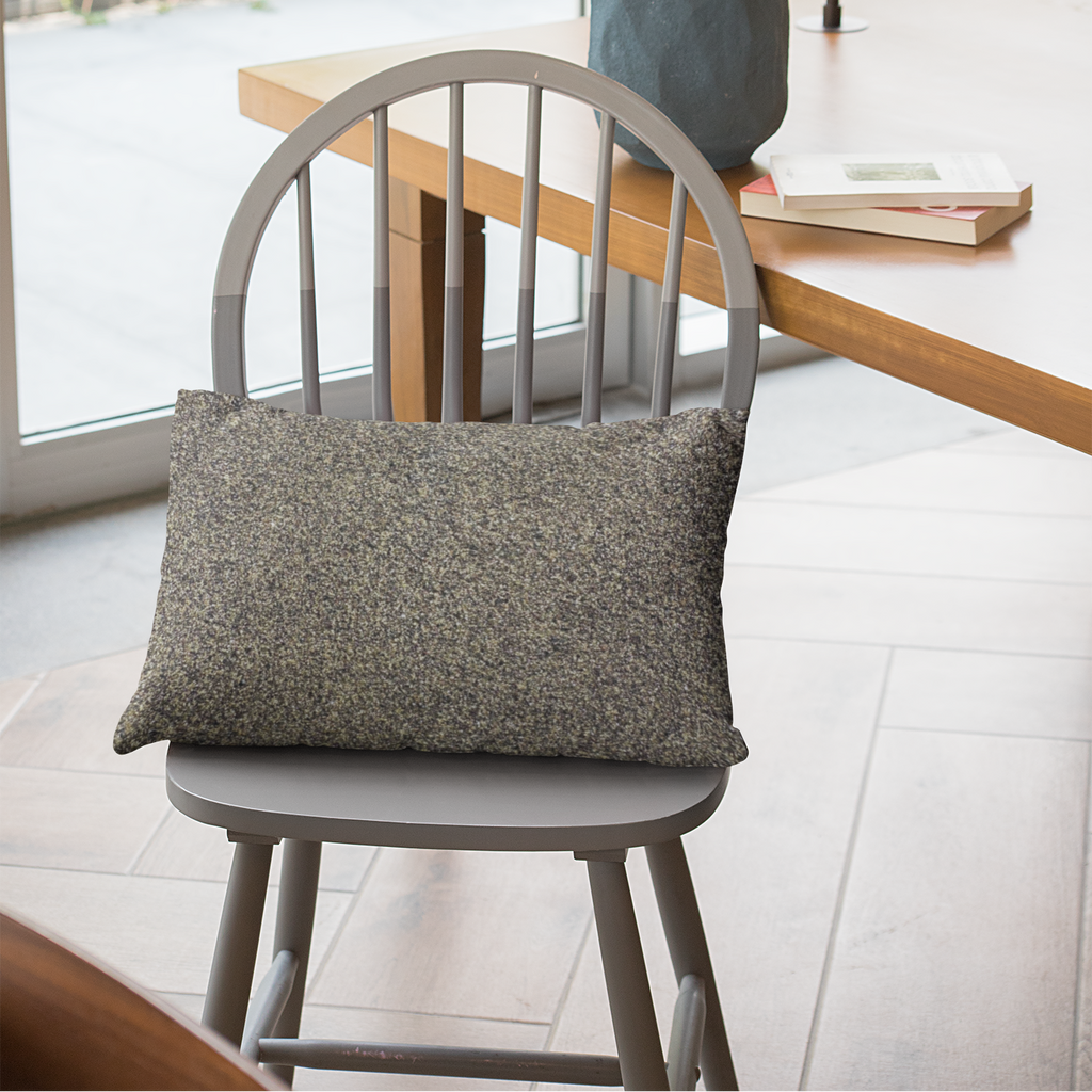 Coussin marron sur chaise grise effet texturé sableux