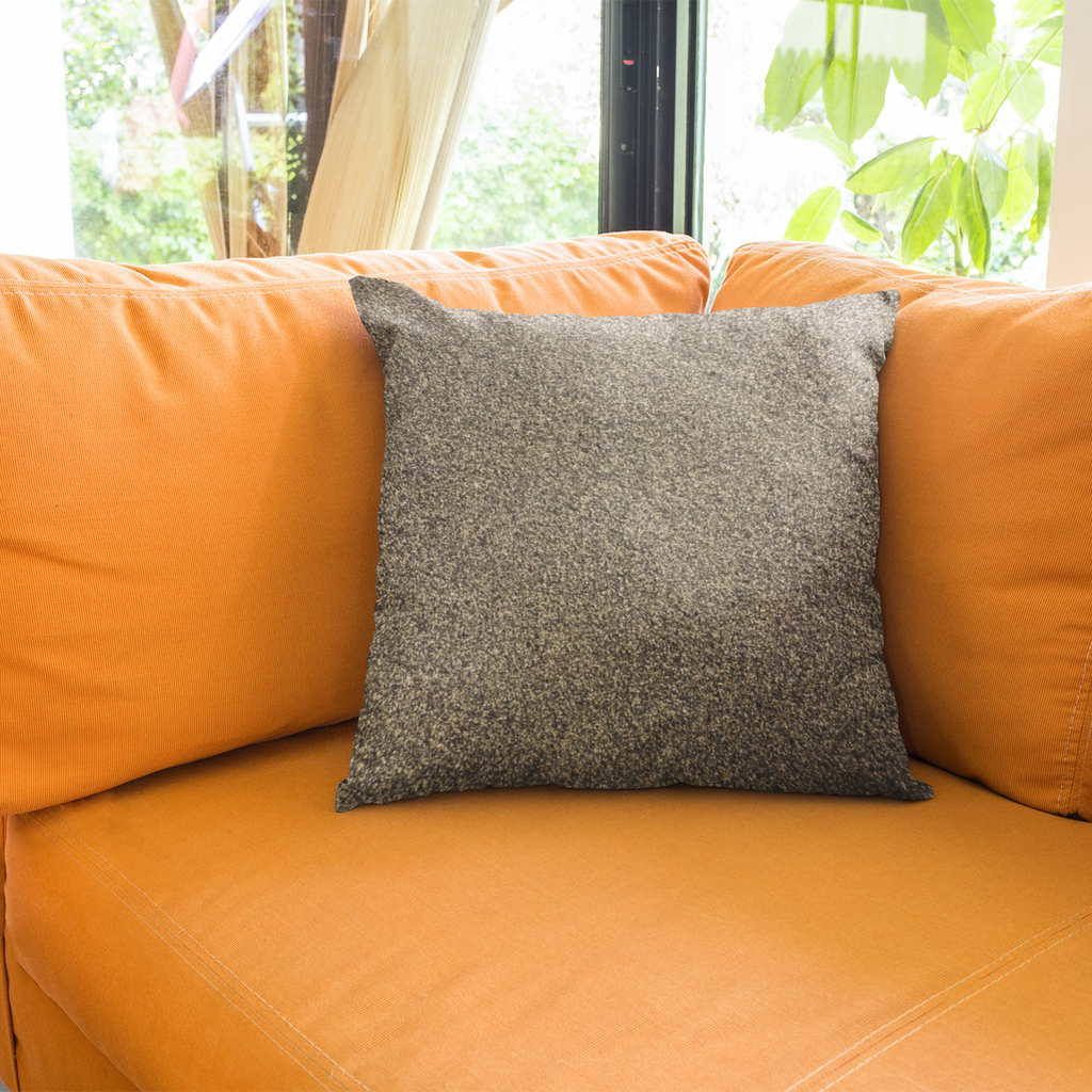 Coussin marron sur canapé orange