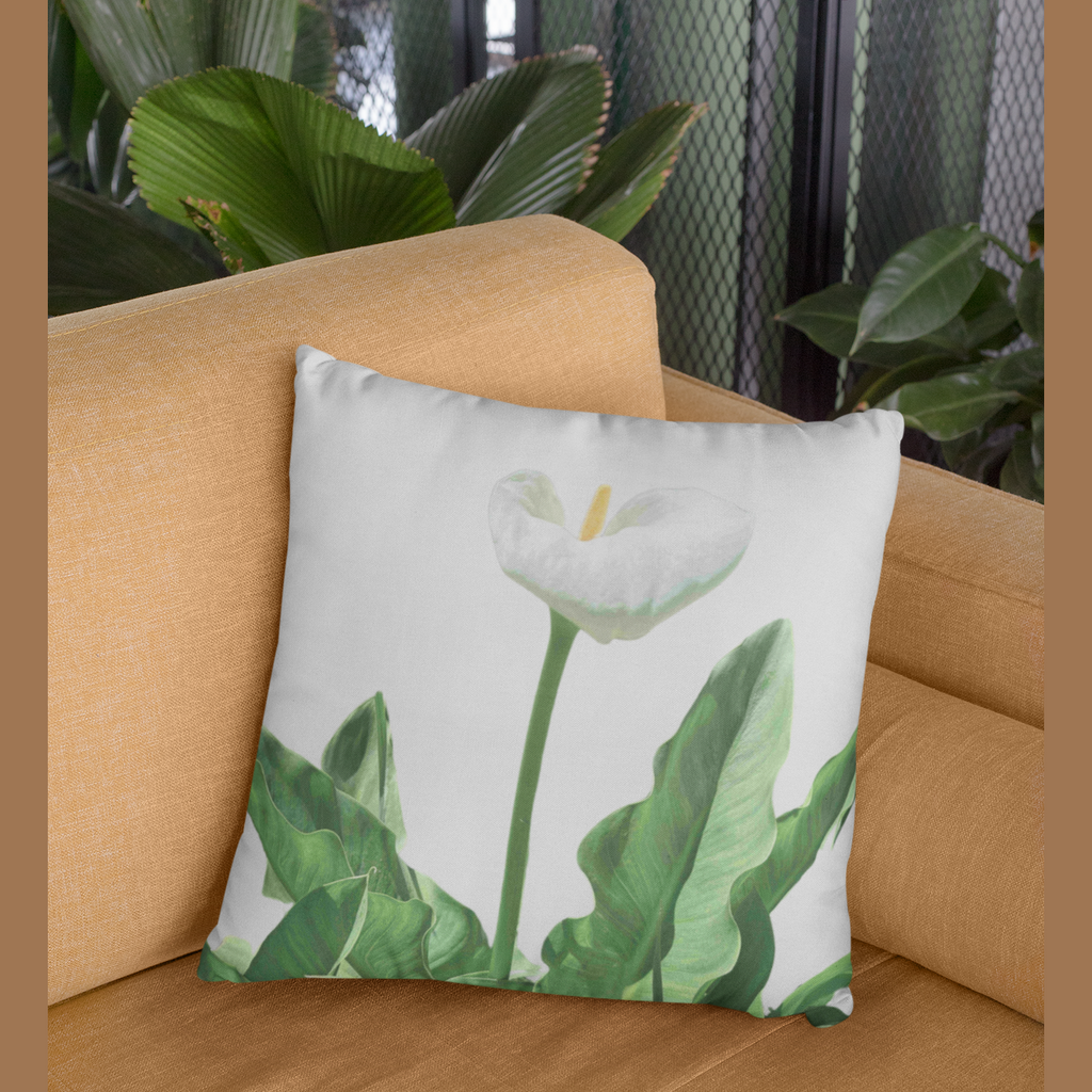Coussin dessin arum vert blanc jaune sur canapé orange