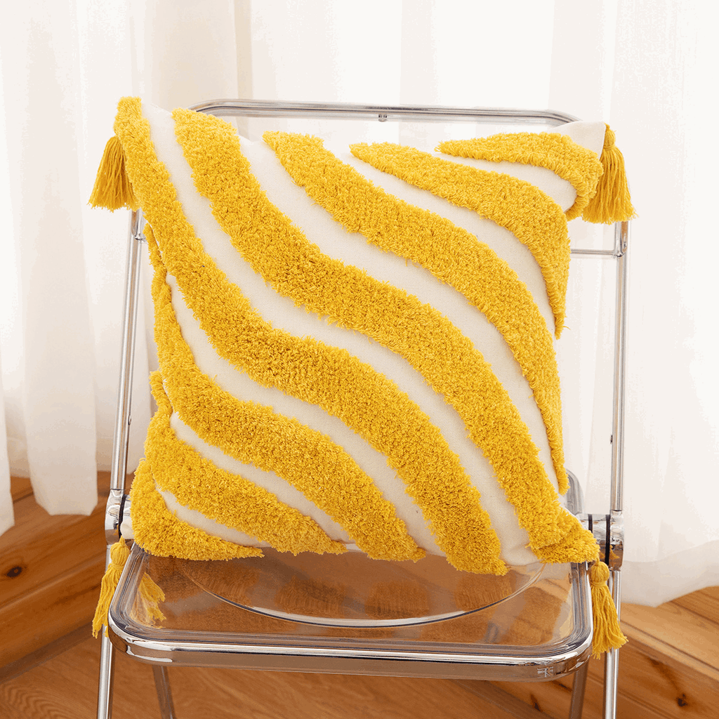 Housse de coussin blanche aux vagues jaunes avec pompons jaunes