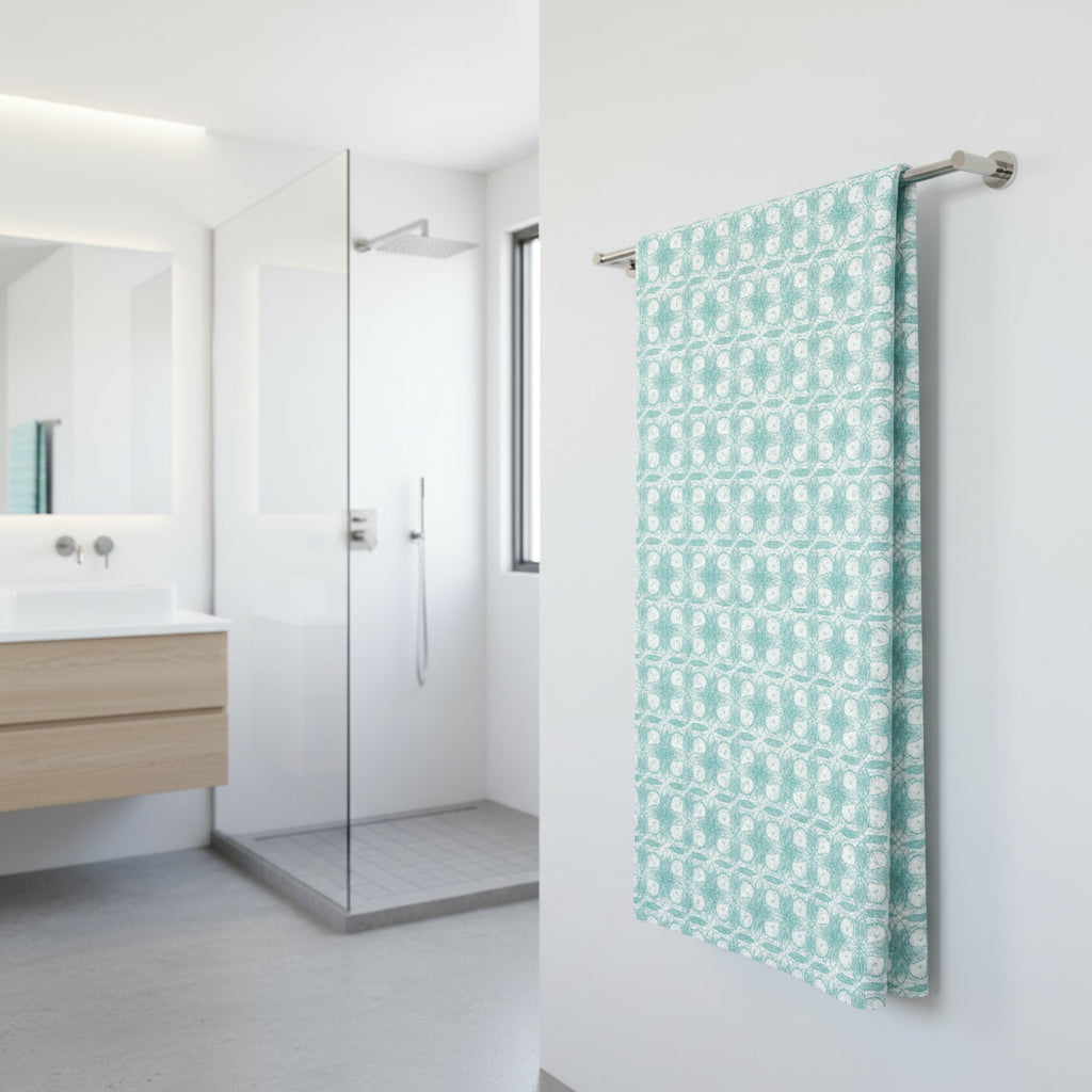 Serviette de plage suspendue dans salle de bain moderne épurée.