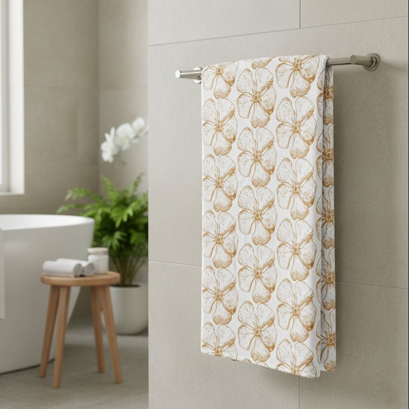Serviette dessin fleur orange dans salle de bain