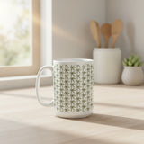 Une tasse blanche avec des motifs de feuilles de bambou posée sur un plan de travail de cuisine en bois clair. En arrière plan ou fenêtre permettant de transmettre la lumière, dans le coin du plan de travail un pot à ustensile en céramique blanche avec des ustensiles en bambou, une petite plante verte dans un pot en céramique. 