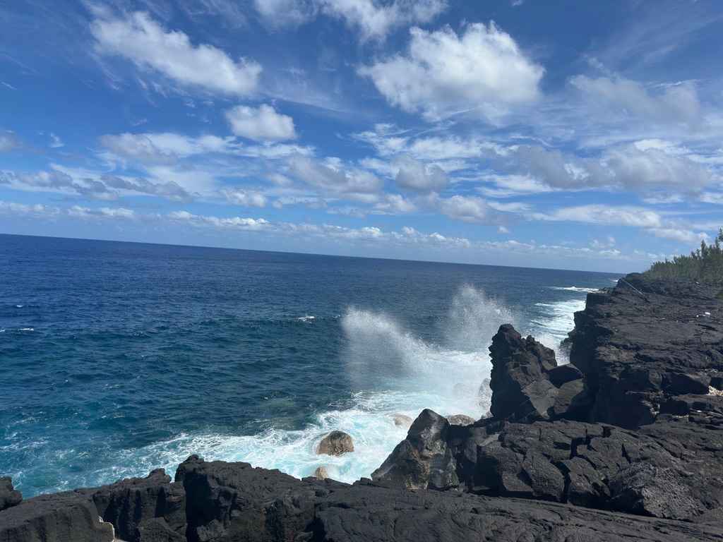 Vagues s'abattant sur roche volcanique